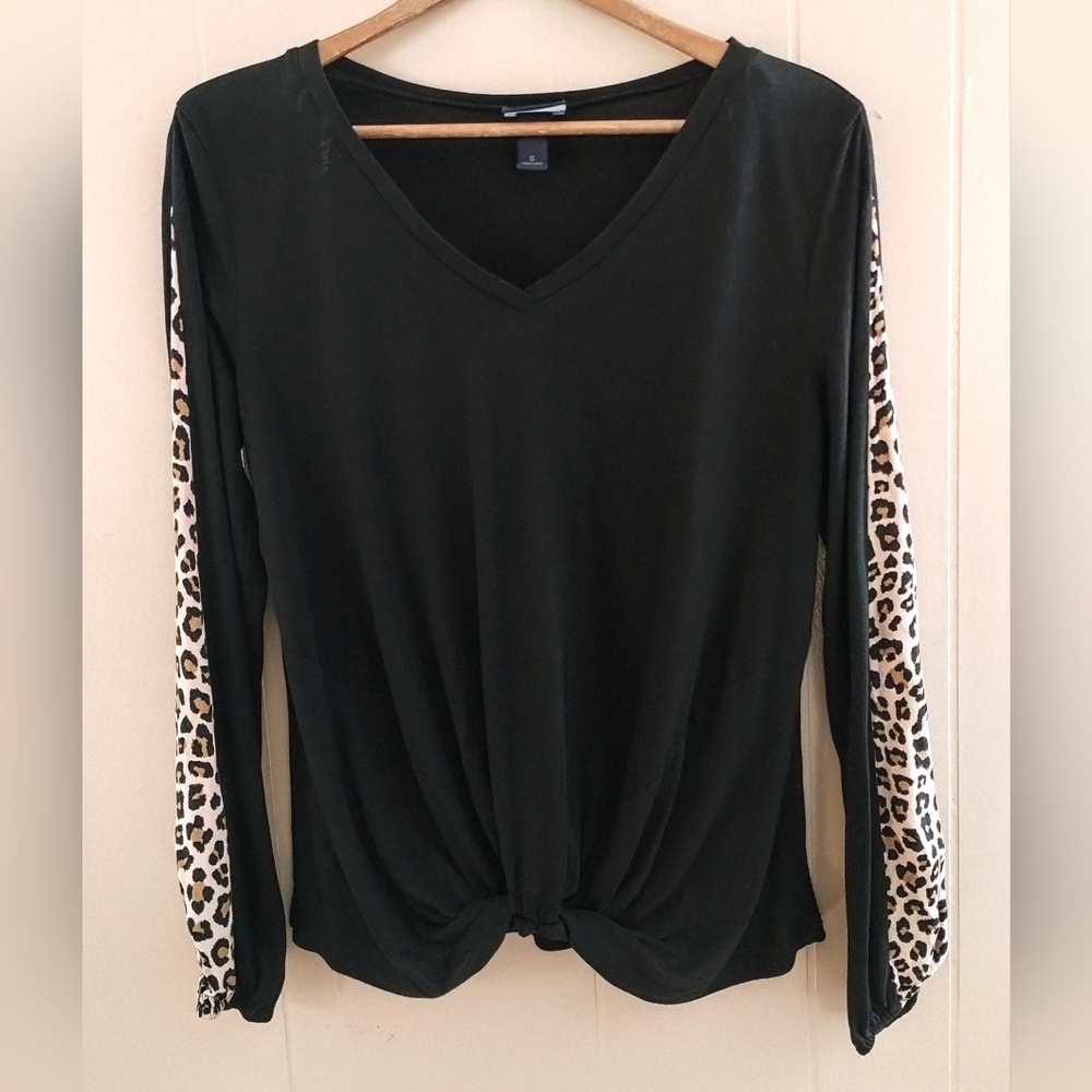 Daytrip top with front gather and leopard print stripes on sleeves v-neck small